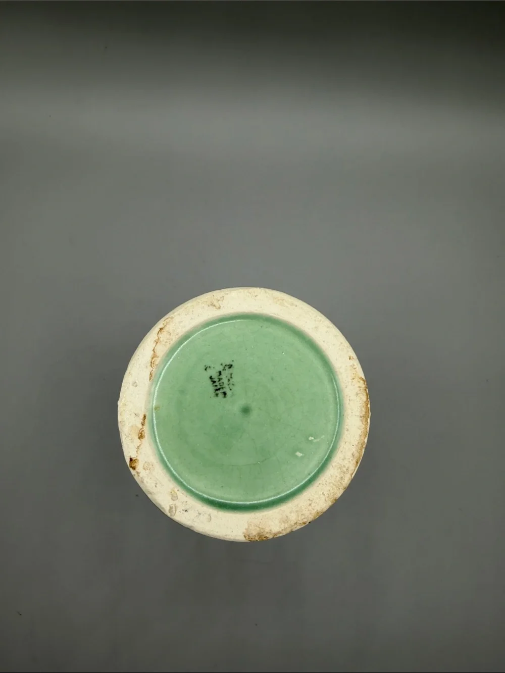 Vintage vase features